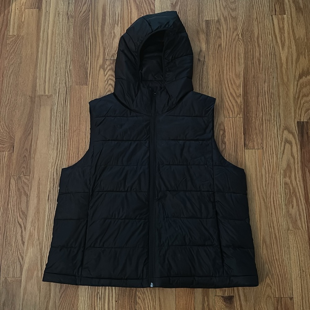 ATHLETA XL EUC Black Puffer Vest. Folds into its own zipped pocket for travel.